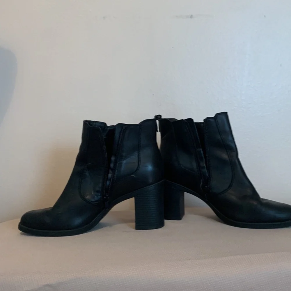 GIANI BERNINI Black Stacked Heel Zipper Ankle Boots - Picture 2 of 9